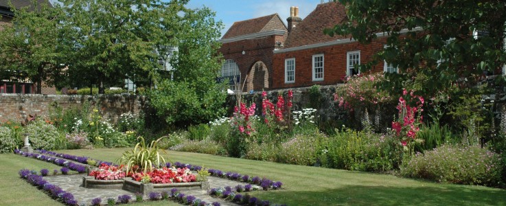 Almonry gardens KT website